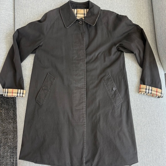 Burberry Jackets & Blazers - Authentic Burberry London Trench Coat (single-breasted). Women’s Sz M